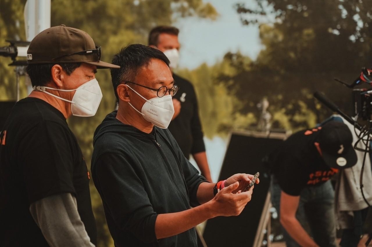 台灣的風度影業邀請導演何蔚庭(左2)赴好萊塢,與當地LED虛擬製作團隊拍攝短片《記憶有限公司》。 (風度影業提供)