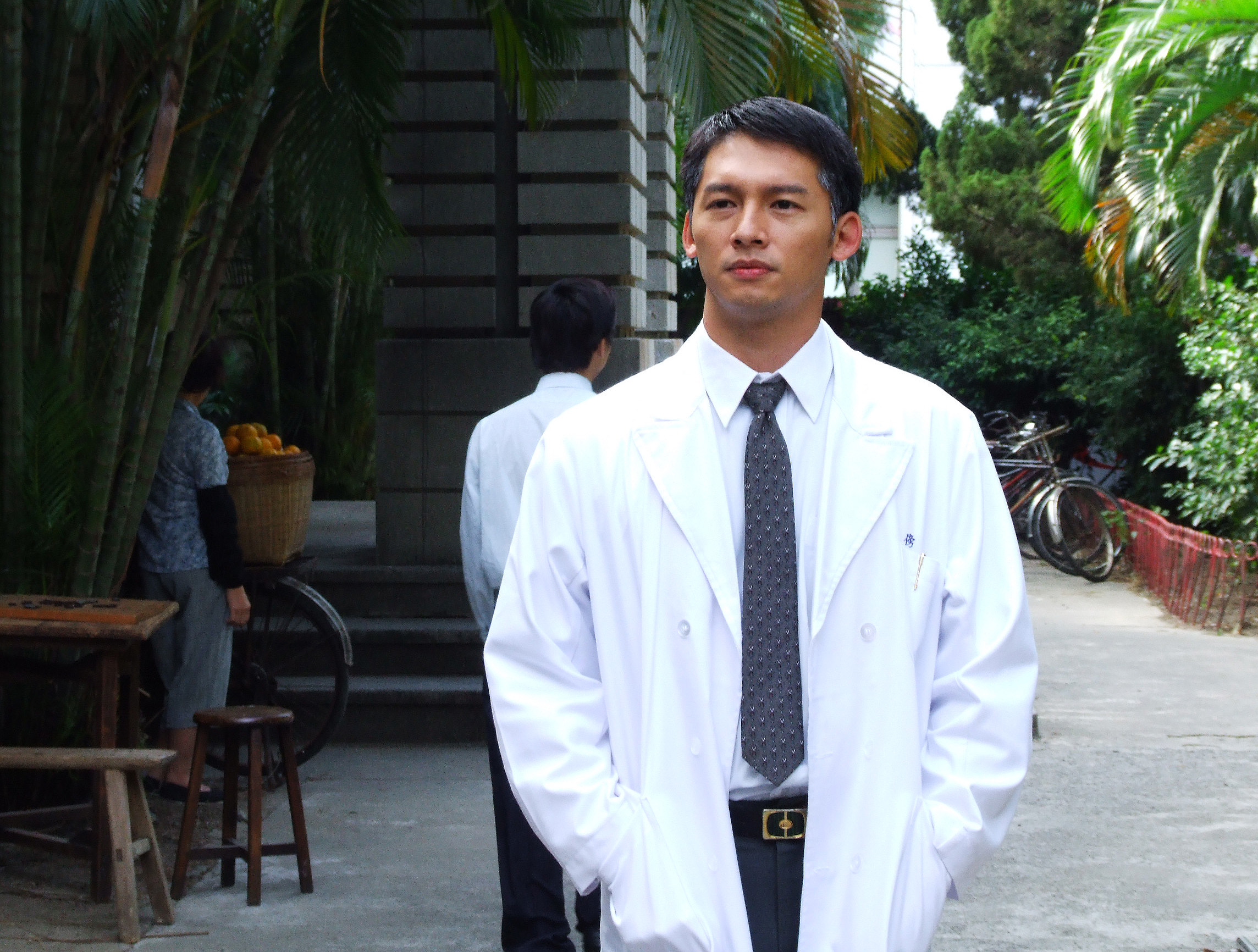 温昇豪在戲劇《大將徐傍興》飾演主角外科醫生徐傍興。（客家電視台提供）