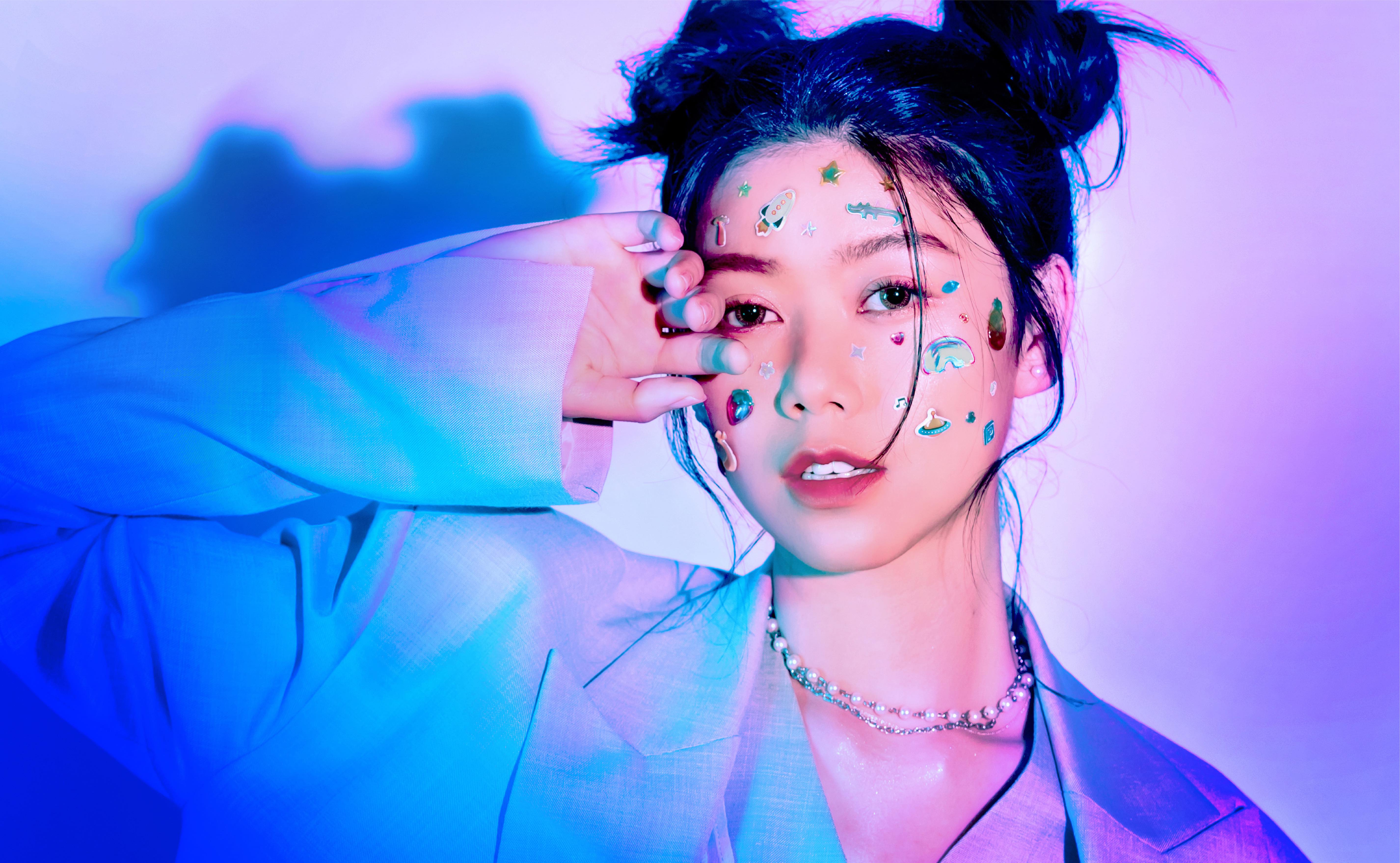 蔡恩雨的演唱會視覺以她歌名為靈感發想，不過這個髮型讓她拍完頭皮痛痛的。（華納音樂）