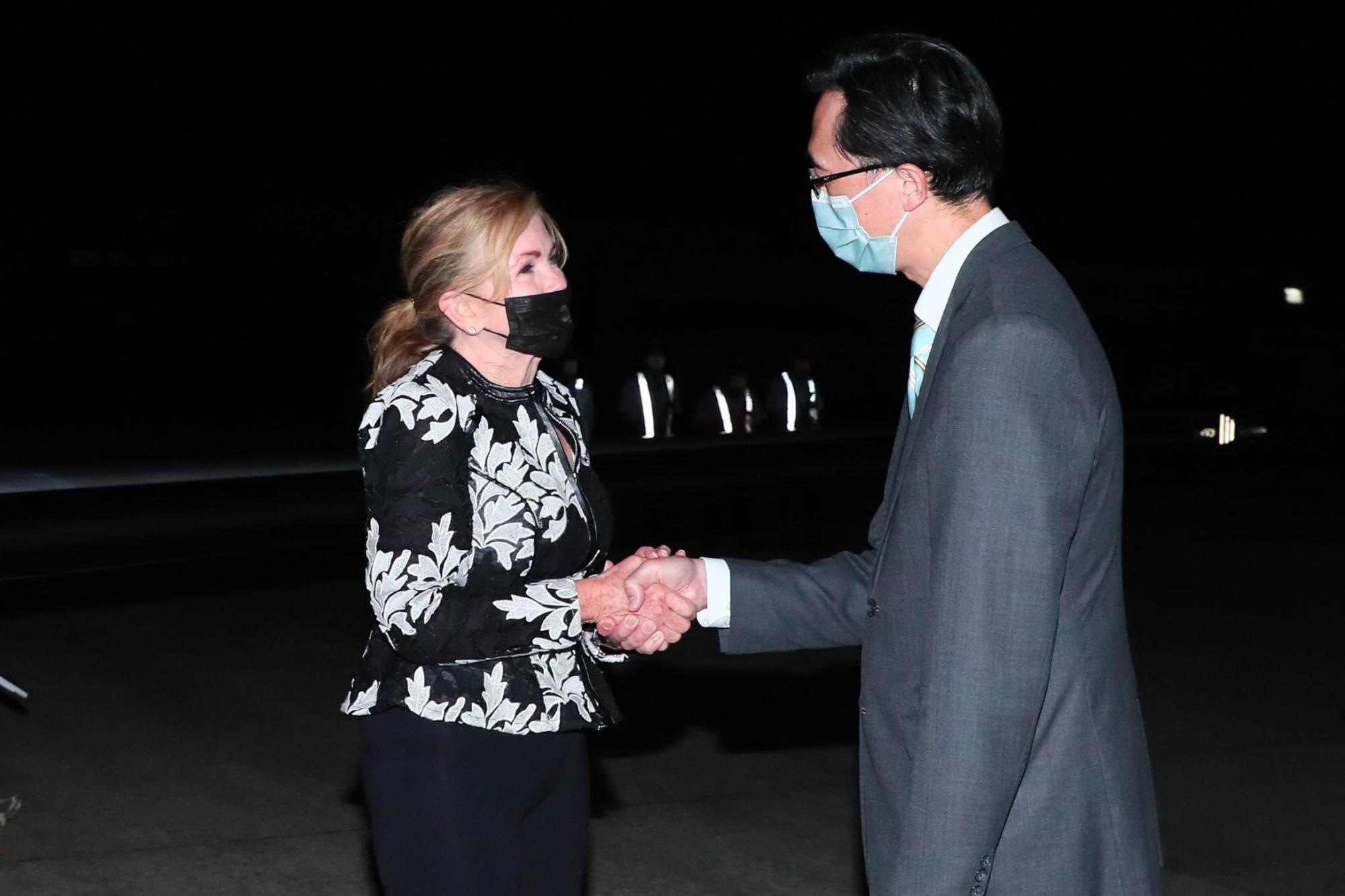 外交部北美司司長徐佑典（右）與美國聯邦參議員布蕾波恩（左）握手致意。（外交部提供）