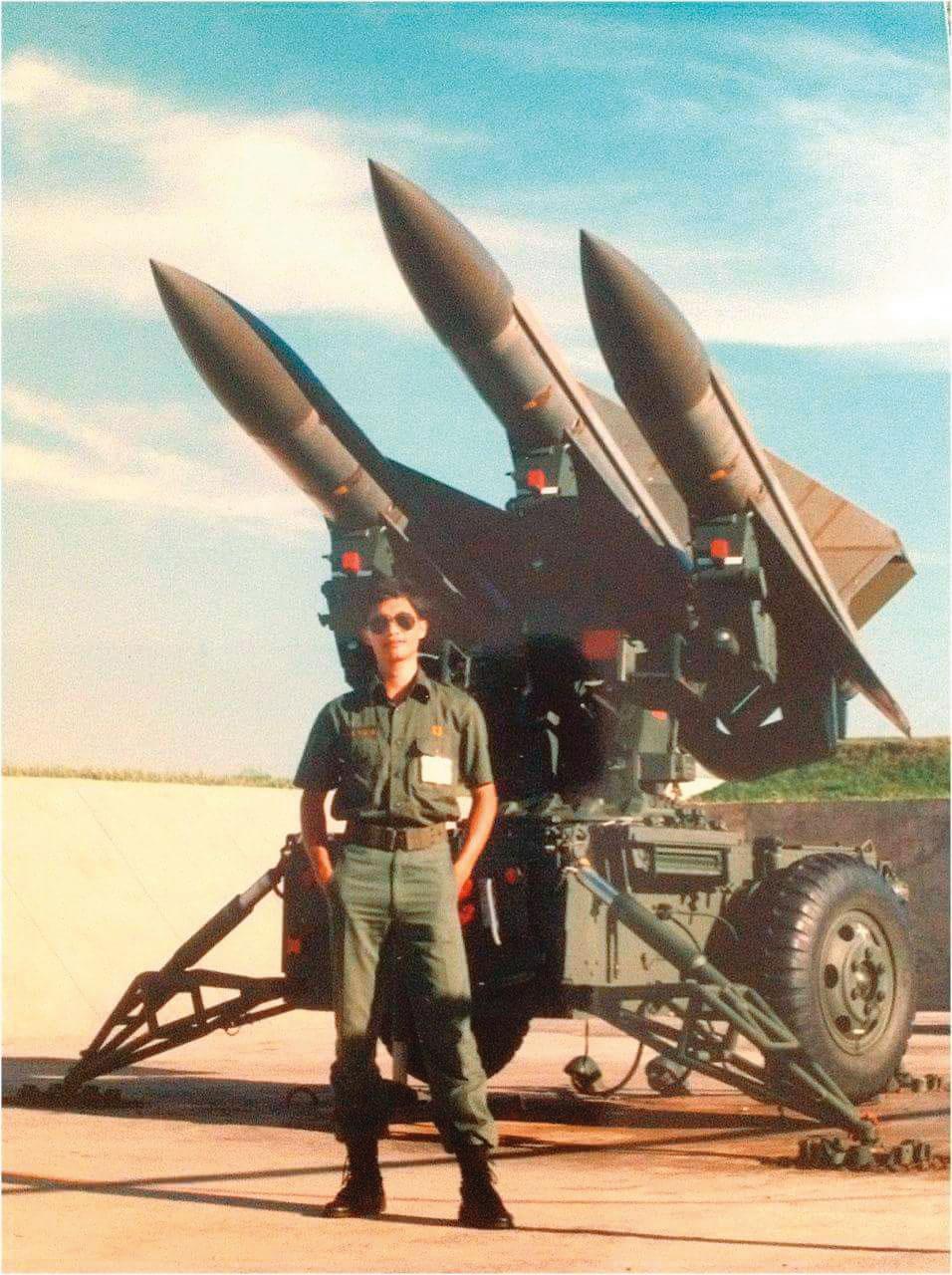 羅正方曾想念軍校，後追隨父親腳步進入成大，服役時擔任神箭部隊戰術射控軍官。（翻攝羅正方臉書）