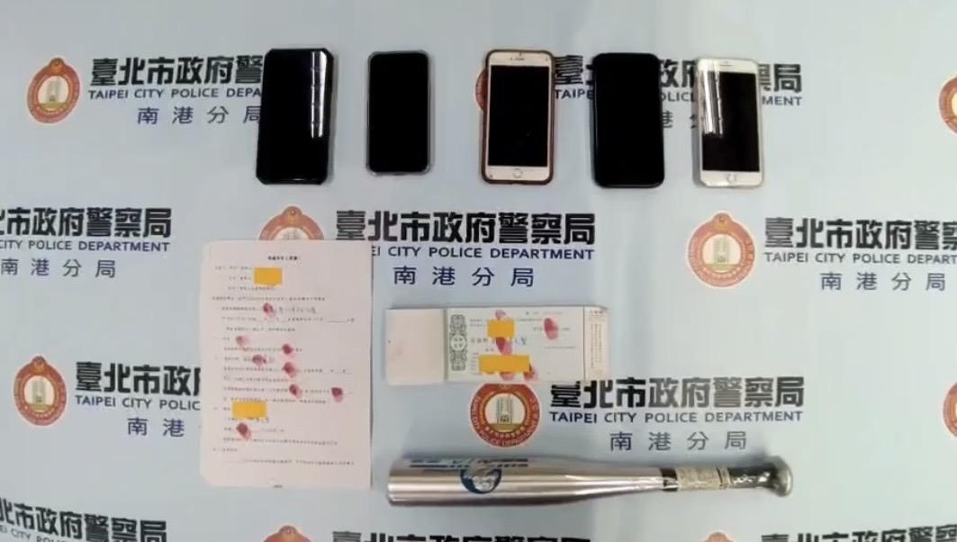 警方查扣球棒等證物。（翻攝畫面）