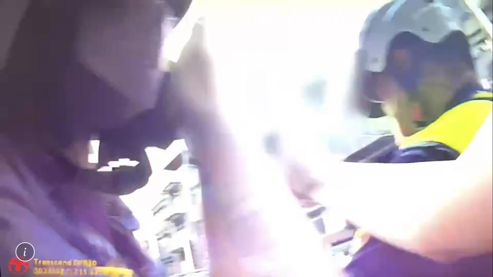 石男朝女警揮拳。(翻攝畫面)
