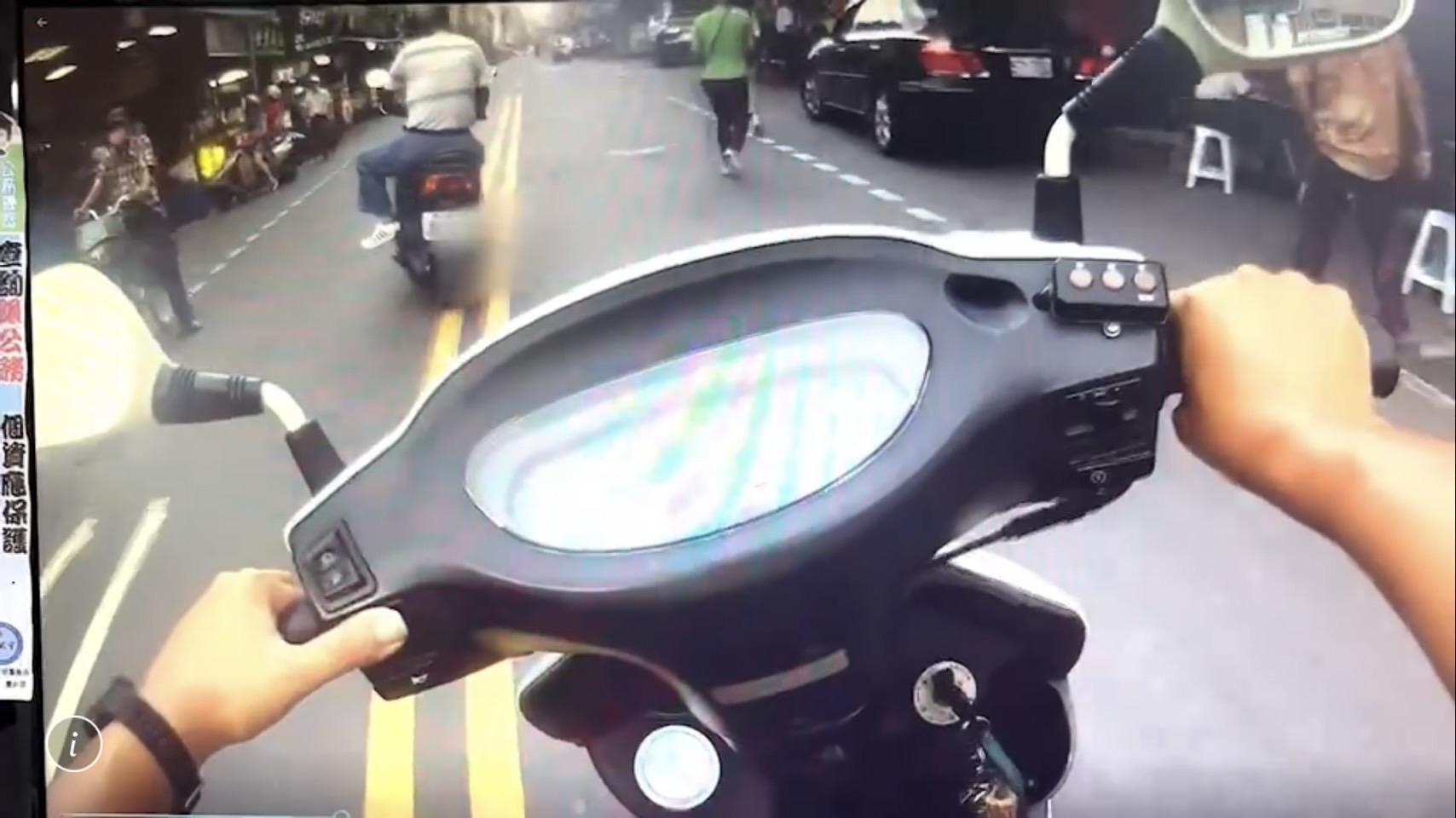 石男酒後騎車一路蛇行遭警方攔查。(翻攝畫面)