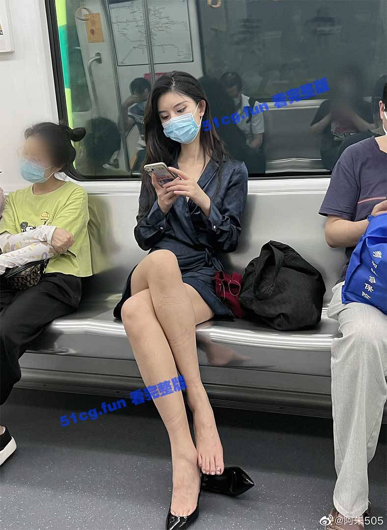 阿朱之前搭地鐵也做野外露拍。（翻自《51吃瓜網》）
