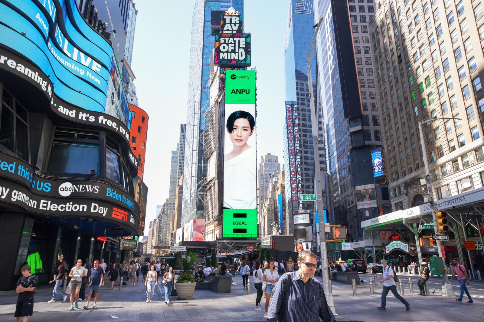 安溥登紐約時代廣場的巨型LED屏幕，為Spotify EQUAL Taiwan 8月份封面人物。（聯成娛樂提供）
