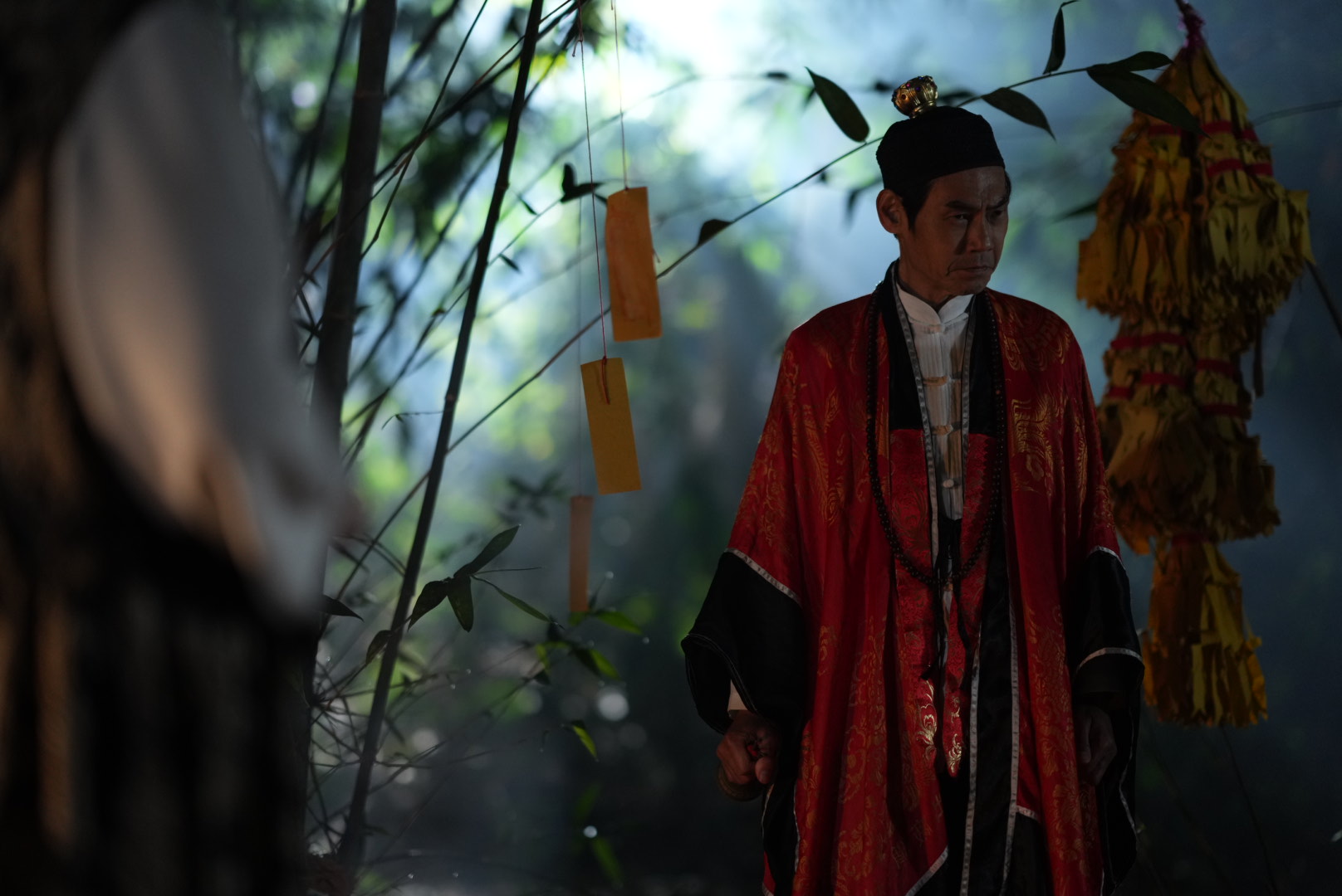 為演好道士一角，夏靖庭苦練背誦、吟唱經文，還要練習搖鈴的節拍。（采昌、馬棋朵提供）