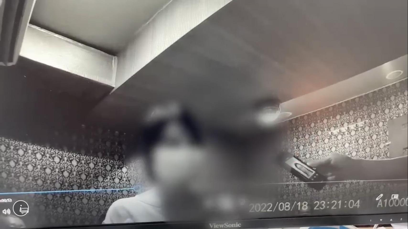 何女對臨檢警方提供假資料被識破。（翻攝畫面）
