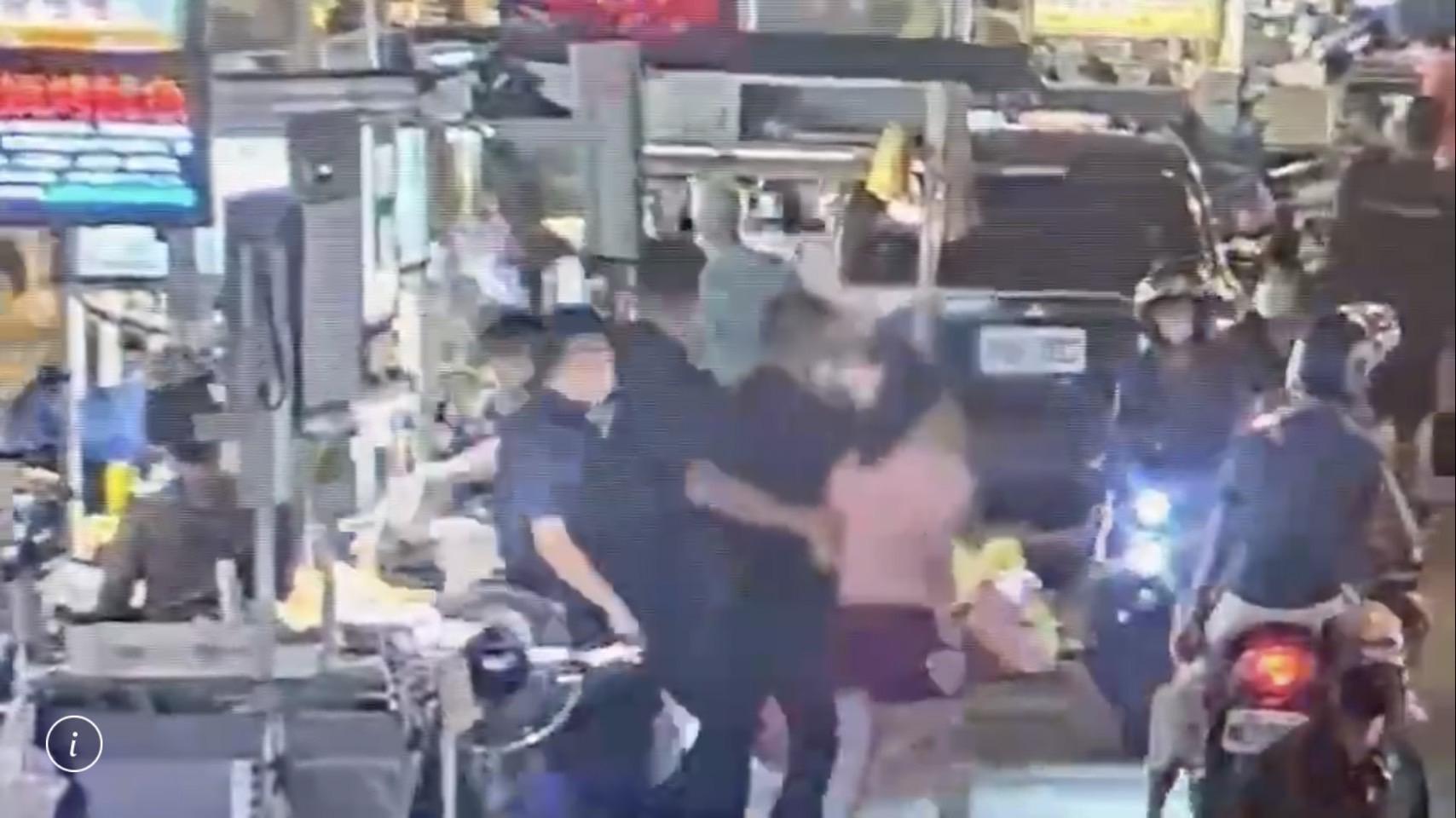 警方將何女（粉紅色衣者）帶回警局詢問，她才坦承已逃逸16年。（翻攝畫面）
