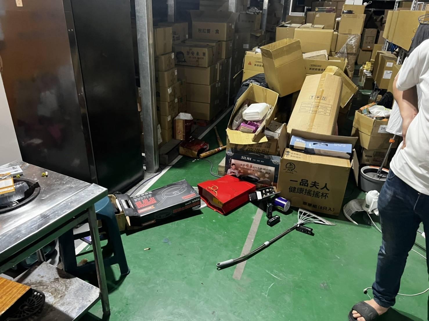 遭砸現場還留有犯案棍棒。（翻攝畫面）