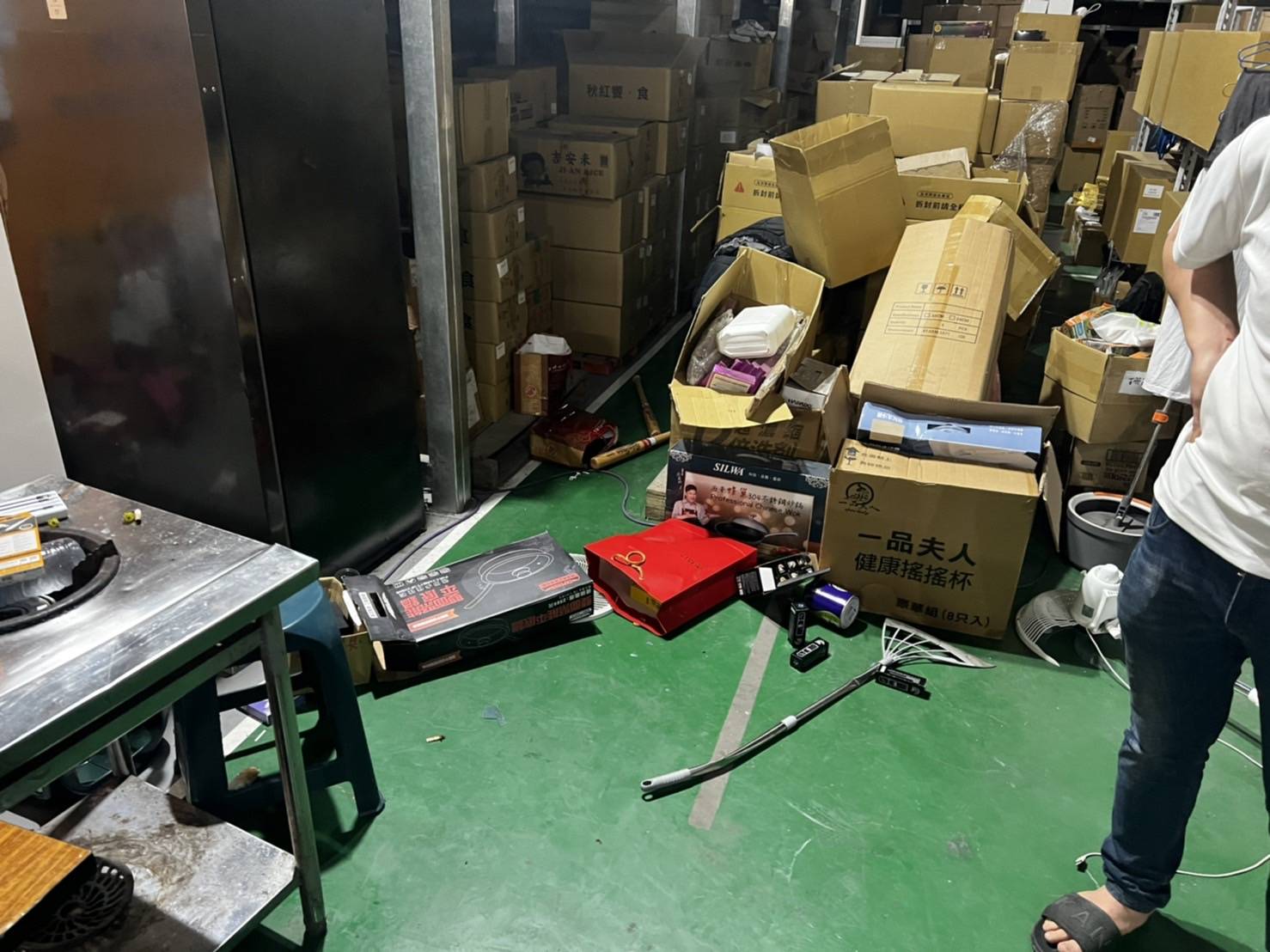 遭砸現場還留有犯案棍棒。(翻攝畫面)