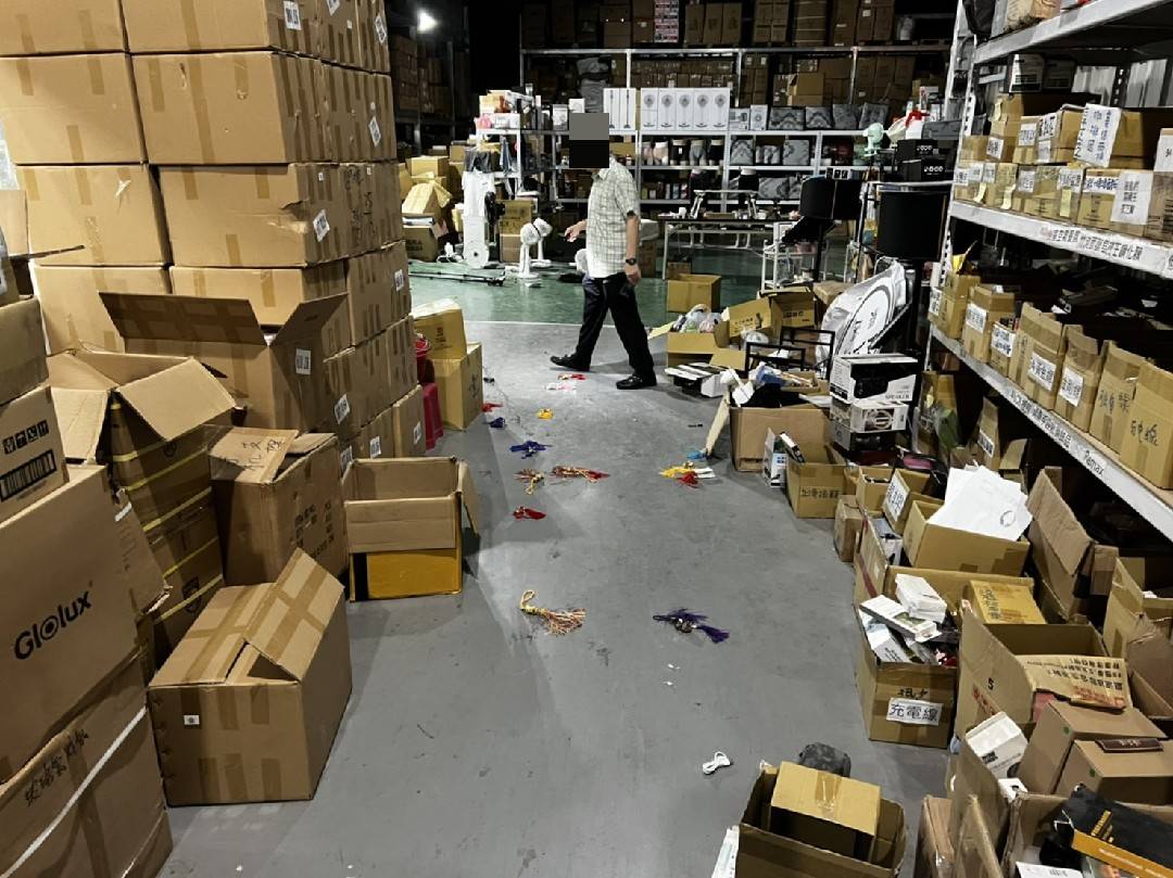 王三郎直播倉庫遭砸。（翻攝畫面）