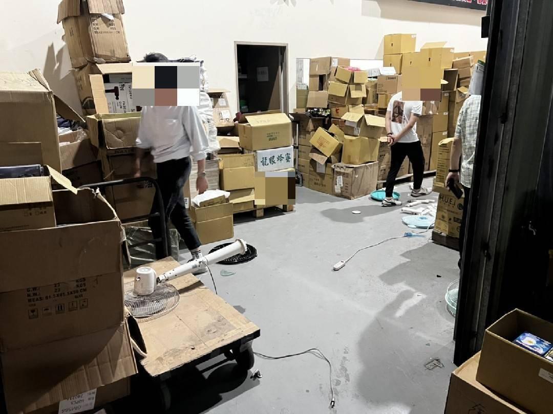 倉庫多項貨品被砸損。（翻攝畫面）