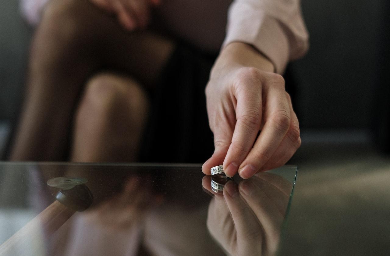女網友在Dcard訴苦,深怕婚姻會因為學歷胎死腹中。(示意圖,Pexels)