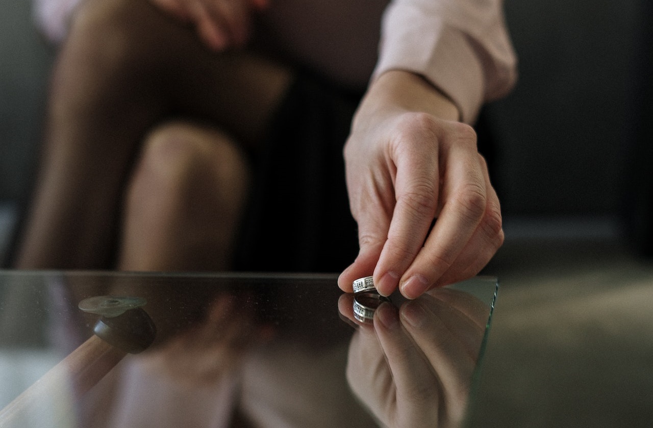 女網友在Dcard訴苦，深怕婚姻會因為學歷胎死腹中。（示意圖，Pexels）