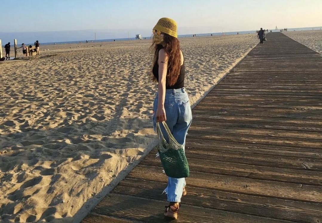 蔡依林全身包緊緊，在漁光島散步。（翻攝自蔡依林IG）