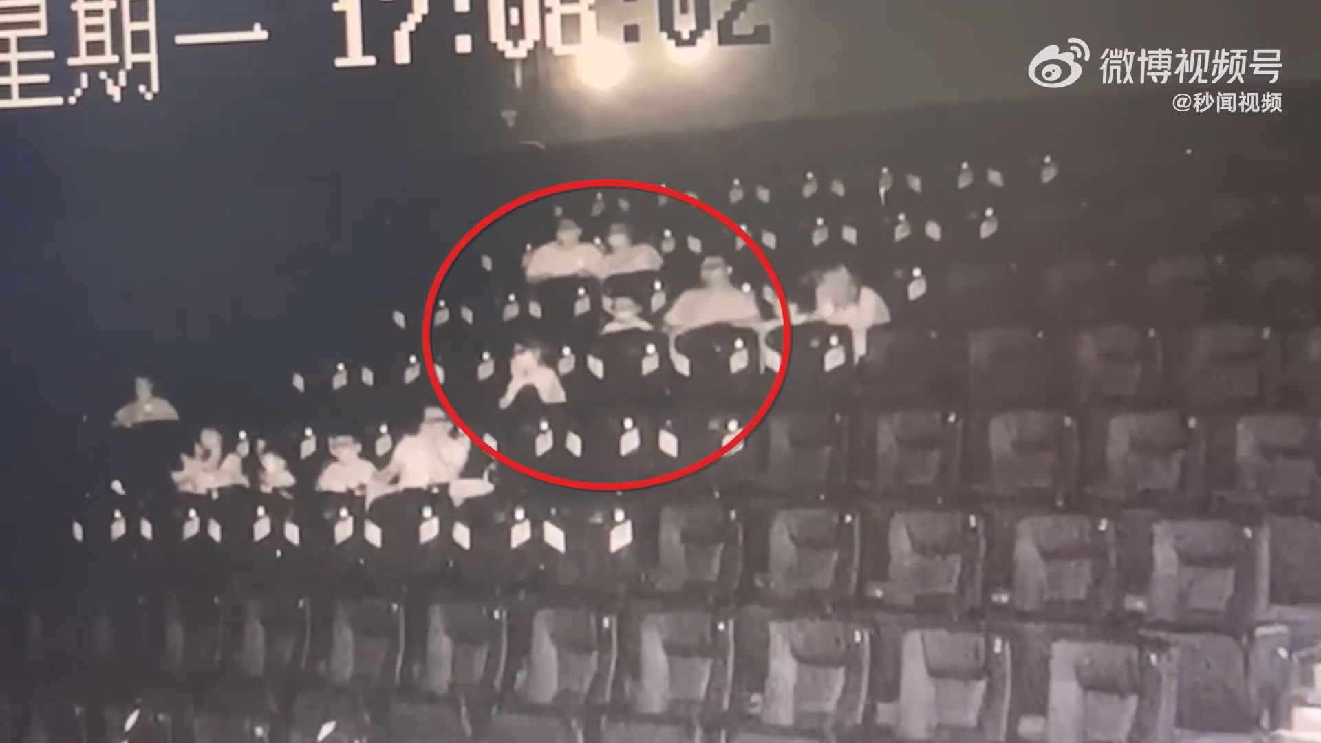 女看電影被屁孩狂踢椅背，她轉頭制止竟被屁孩爸踹到腦震盪。（翻自微博）