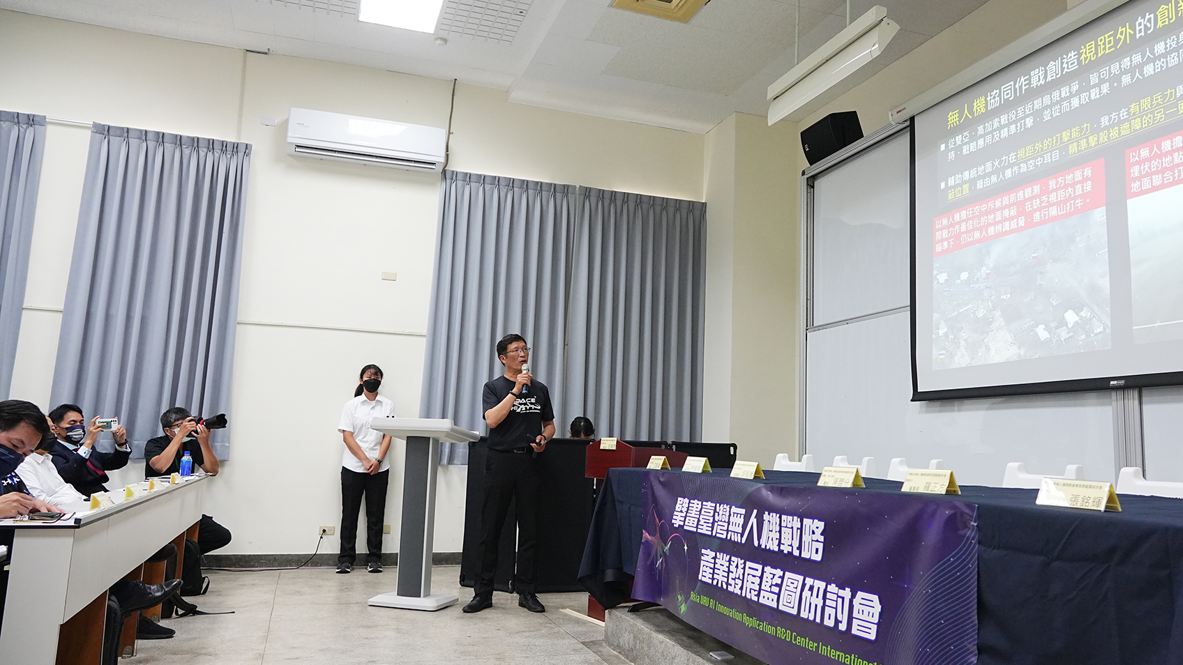 羅正方投入無人機領域十多年，被稱為「無人機傳教士」，常常受邀演講。