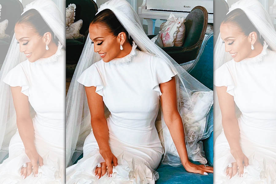 JLo以MIKIMOTO南洋珍珠鑽石耳環與戒指，搭配Ralph Lauren量身訂製的荷葉邊魚尾婚紗。（翻攝自voguemagazine IG）