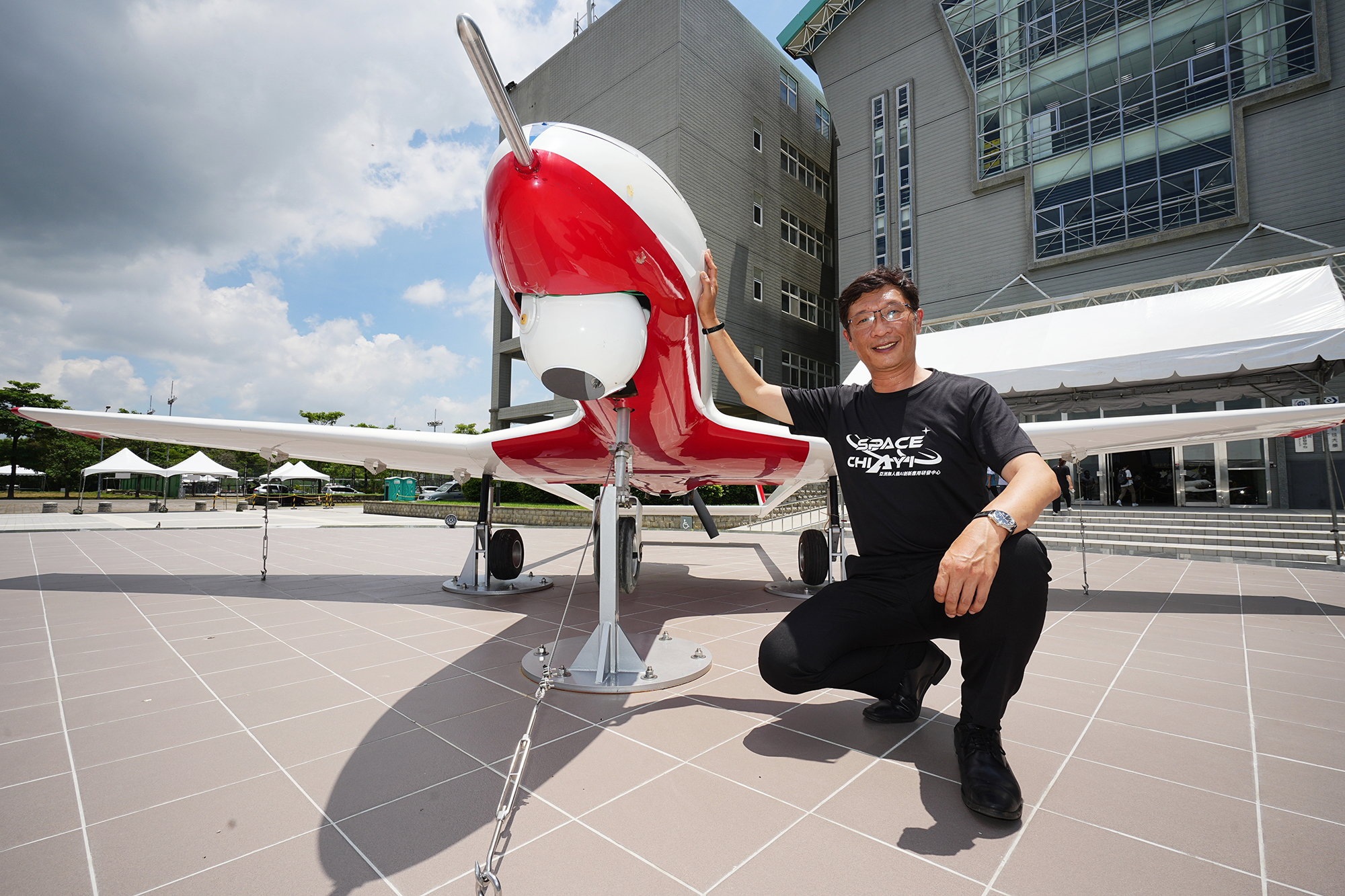 羅正方18年前成立經緯航太，察覺無人機在軍事國防的重要性，全心投入研發，銳鳶一代的維修系統目前由經緯負責。