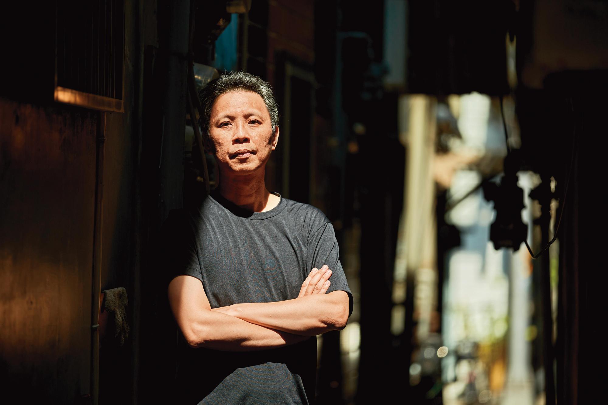 李鴻欽將自身當兵生涯畫成《狗臉的歲月》，作品寫實細膩，呈現90年代義務役士兵的軍旅生活。
