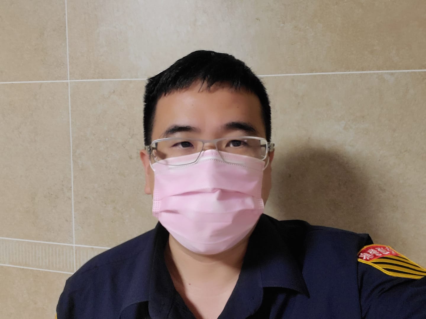 退休警察、知名球評石明謹今po文揶揄，用足球球衣「有夠醜」比喻警政署長，「下一季會更醜」。（翻攝自石明謹臉書）