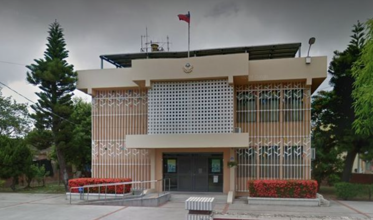 台南市學甲區宅港派出所爆男子闖入持雙刀砍警，遭警方連開13槍制服。（翻攝畫面）