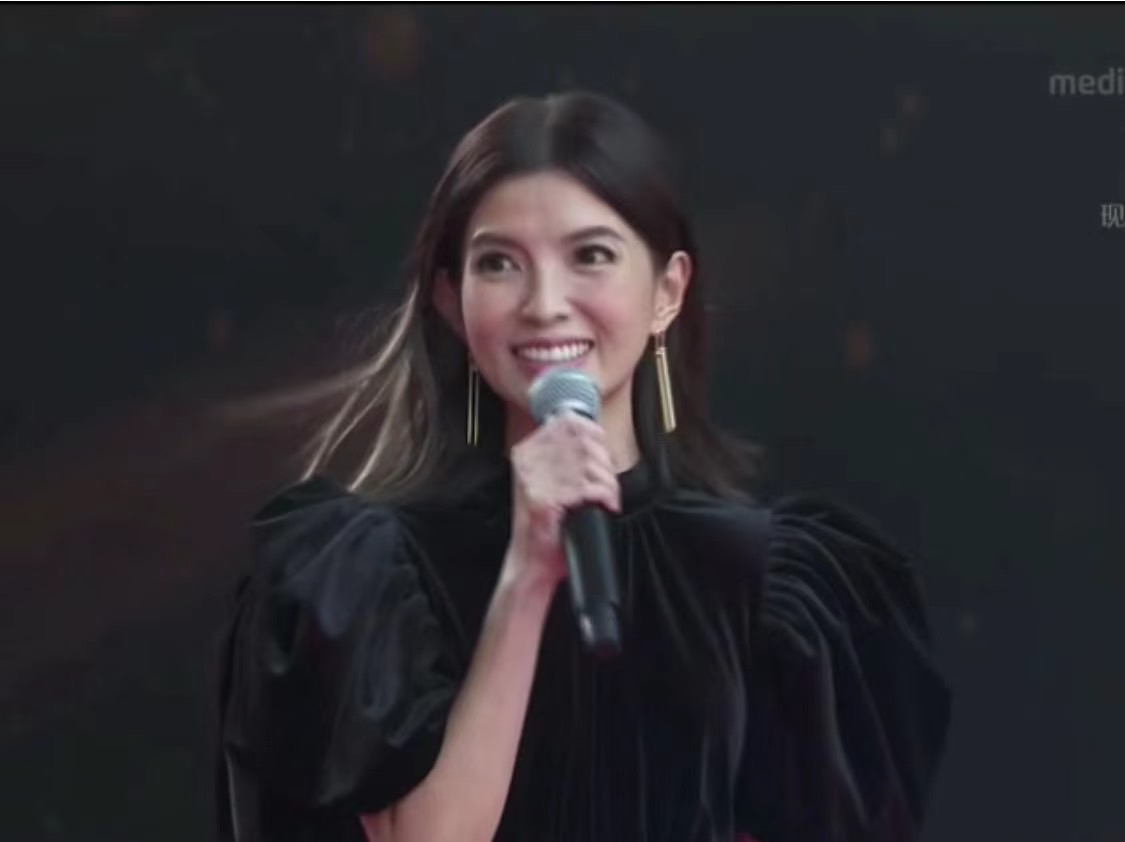 郭美美以《溫習》一曲奪得新加坡『紅星大獎--最佳主題曲獎』，郭美美對於能獲獎感到興奮不已。（郭美美提供）