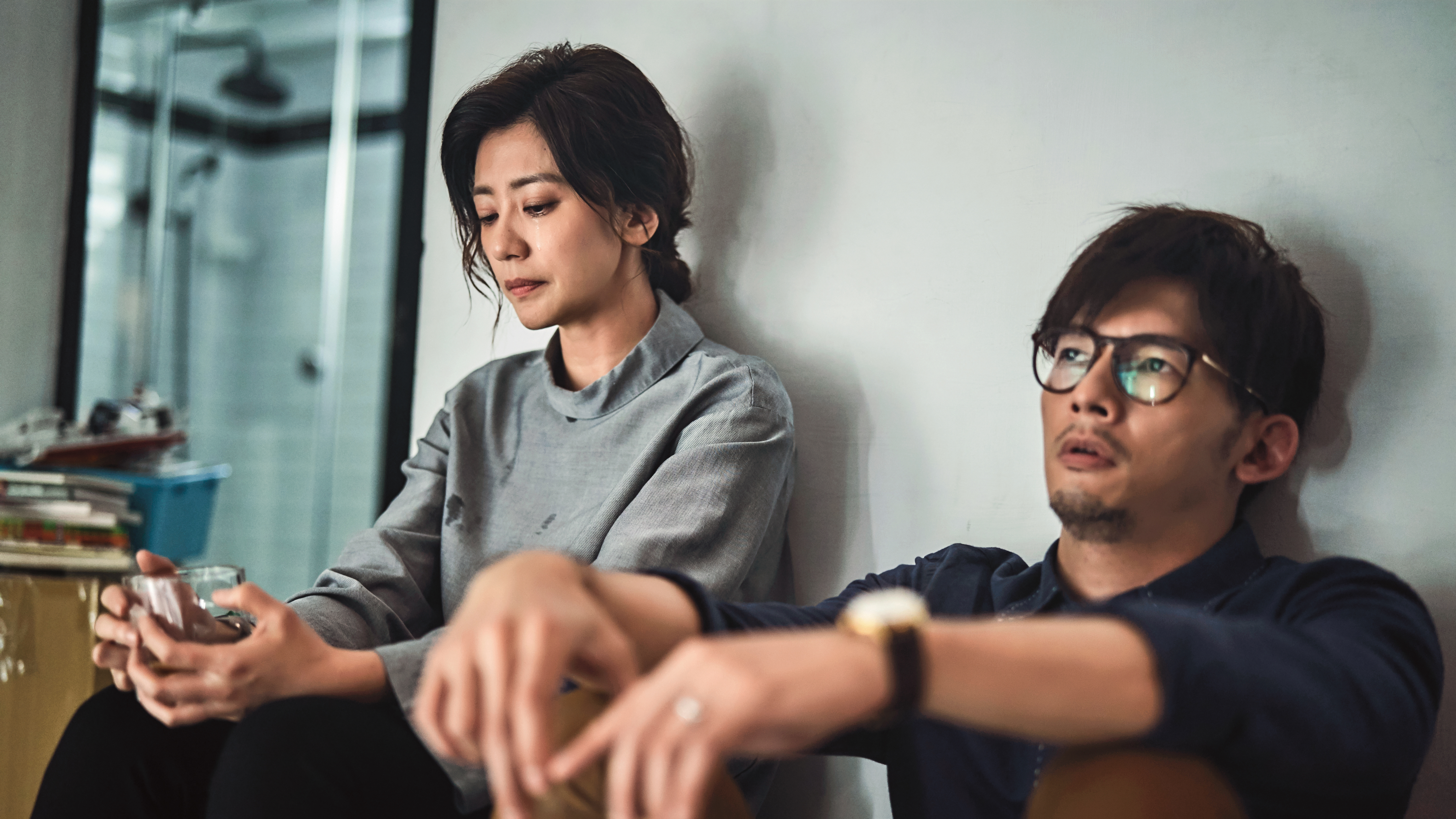 賈靜雯(左)和溫昇豪(右)在《我們與惡的距離》飾演夫妻,演技精湛獲得金鐘獎肯定。(公視提供)