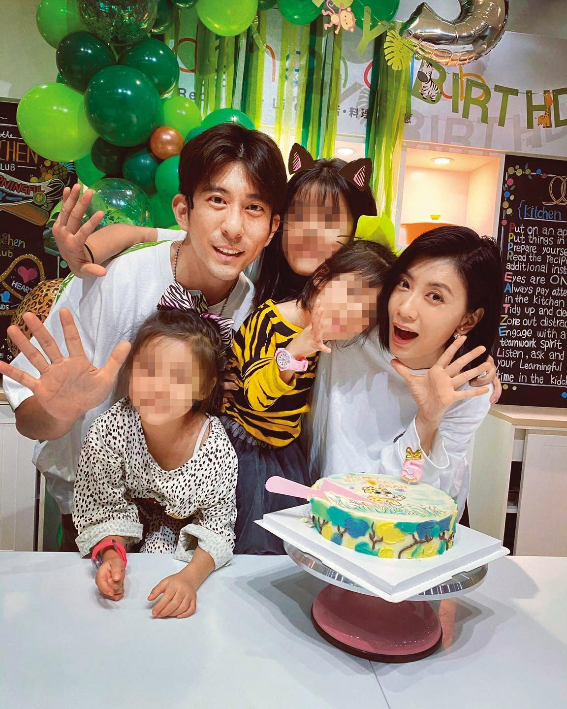 賈靜雯（右）和修杰楷（左）婚後生了兩個女兒，加上梧桐妹一家五口家庭幸福。（翻攝自賈靜雯臉書）
