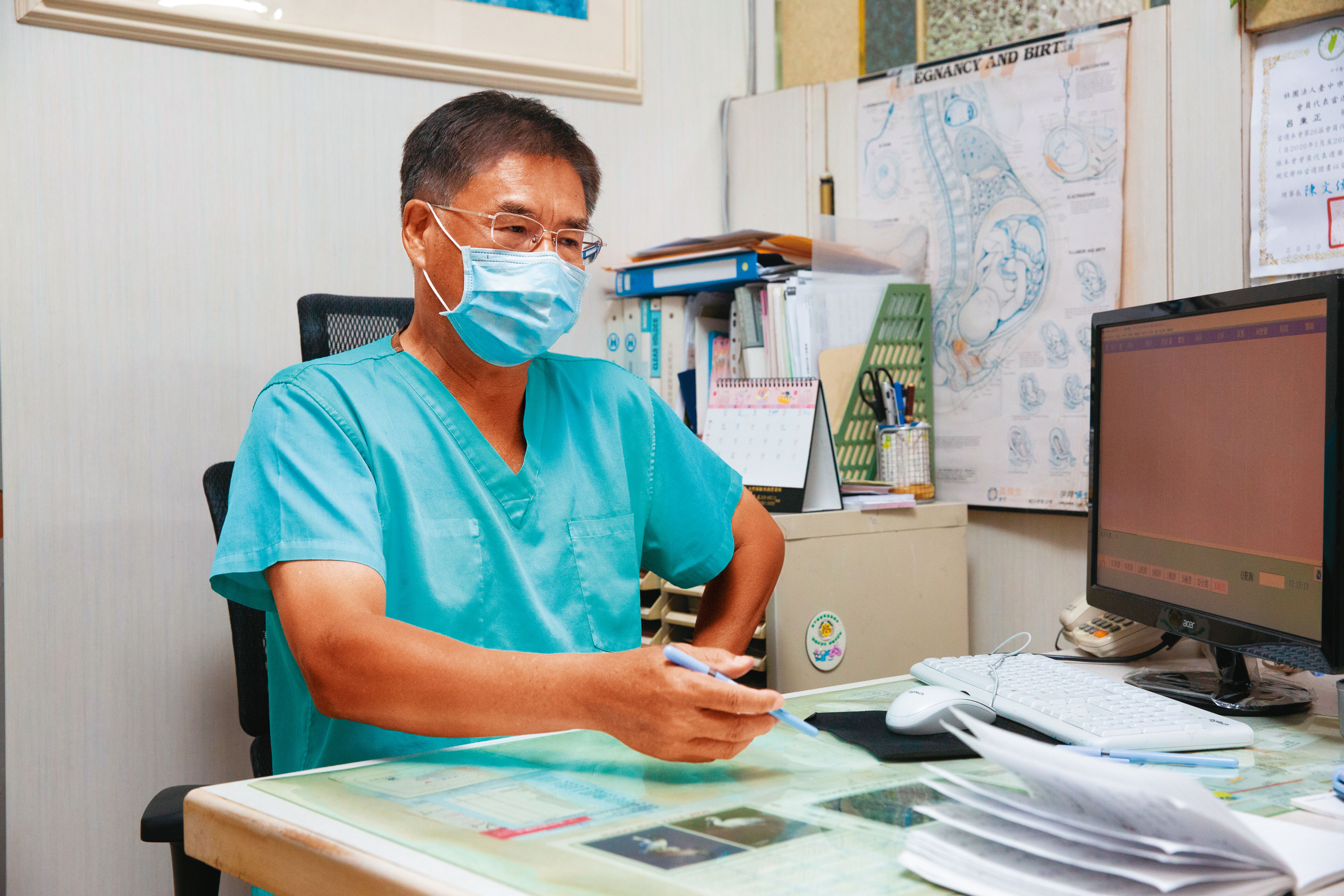 婦產科醫師呂秉正呼籲政府放寬火化規定，讓墮胎的嬰屍能夠安息。