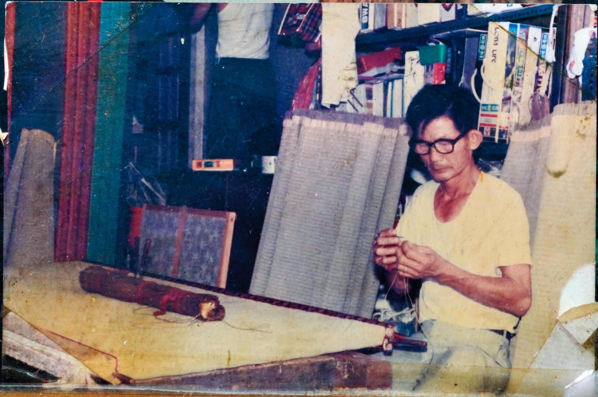 李金水（圖）向日本人岡田師傅學藝，1947年在台南開設泉興榻榻米。（泉興榻榻米提供）