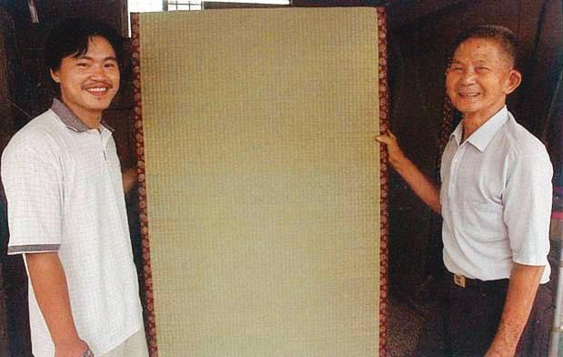 李宗勳（左）2008年回到泉興，跟著爺爺李金水（右）學習製作榻榻米手藝。（泉興榻榻米提供）