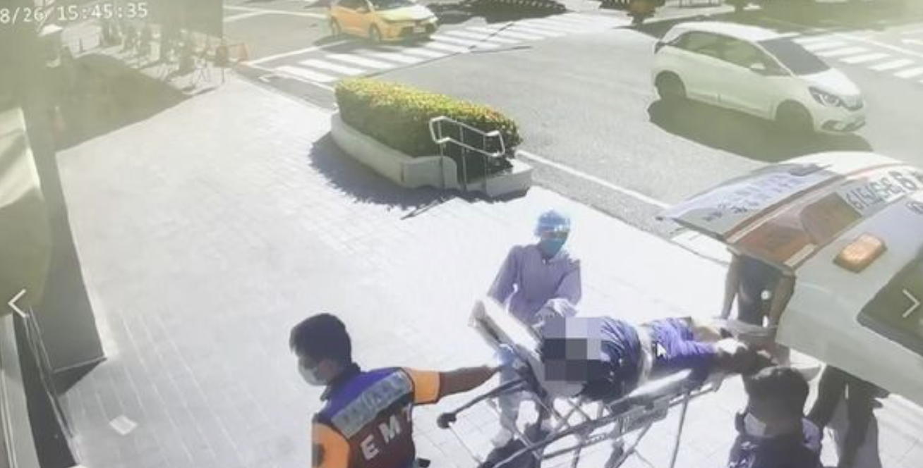 吳男被送上救護車。(翻攝畫面)