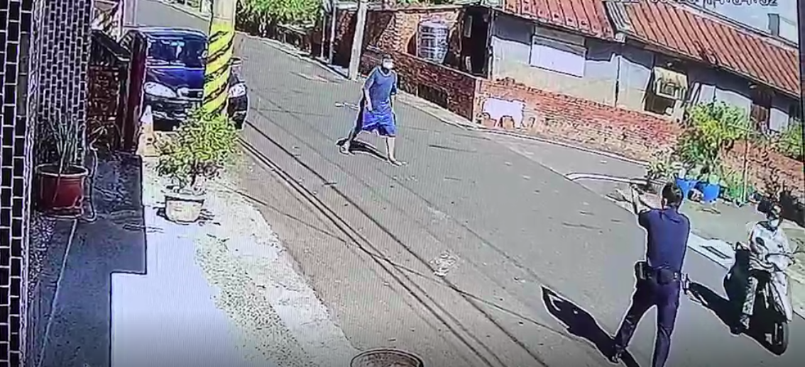 員警朝持雙刀攻擊的吳男連開13槍制伏。（翻攝畫面）