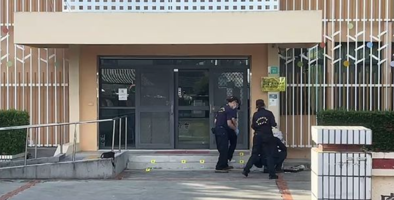 警方在現場蒐證。(翻攝畫面)