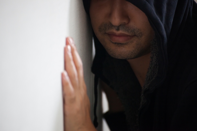 女網友開門總偶遇人夫鄰居，認為鄰居刻意用不合理藉口製造碰面機會騷擾。（示意圖，photo AC）