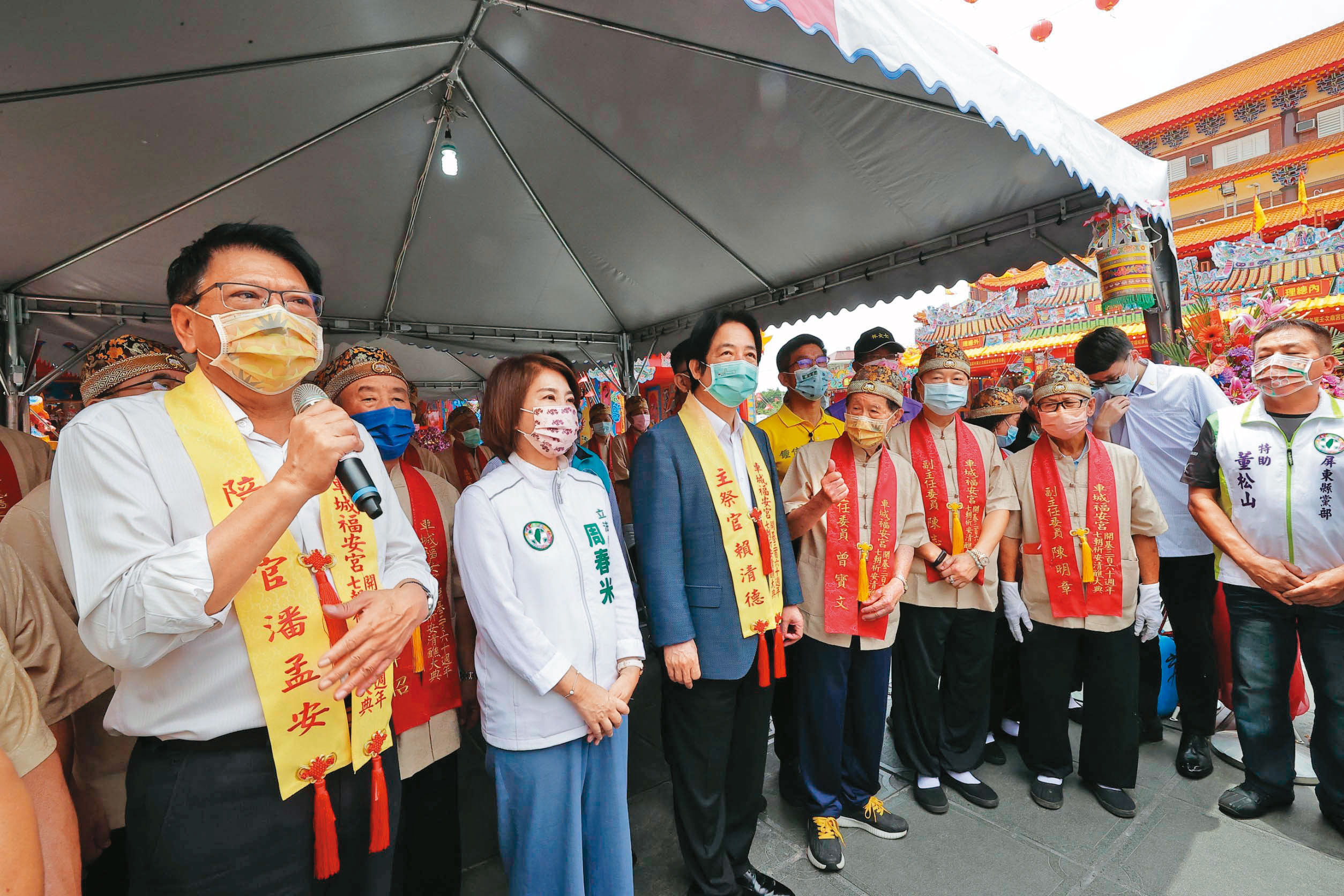 府外辦公室有多名黨內要角協助運作，屏東縣長潘孟安（左）將負責賴與南部參選人的輔選活動規劃。（總統府提供）