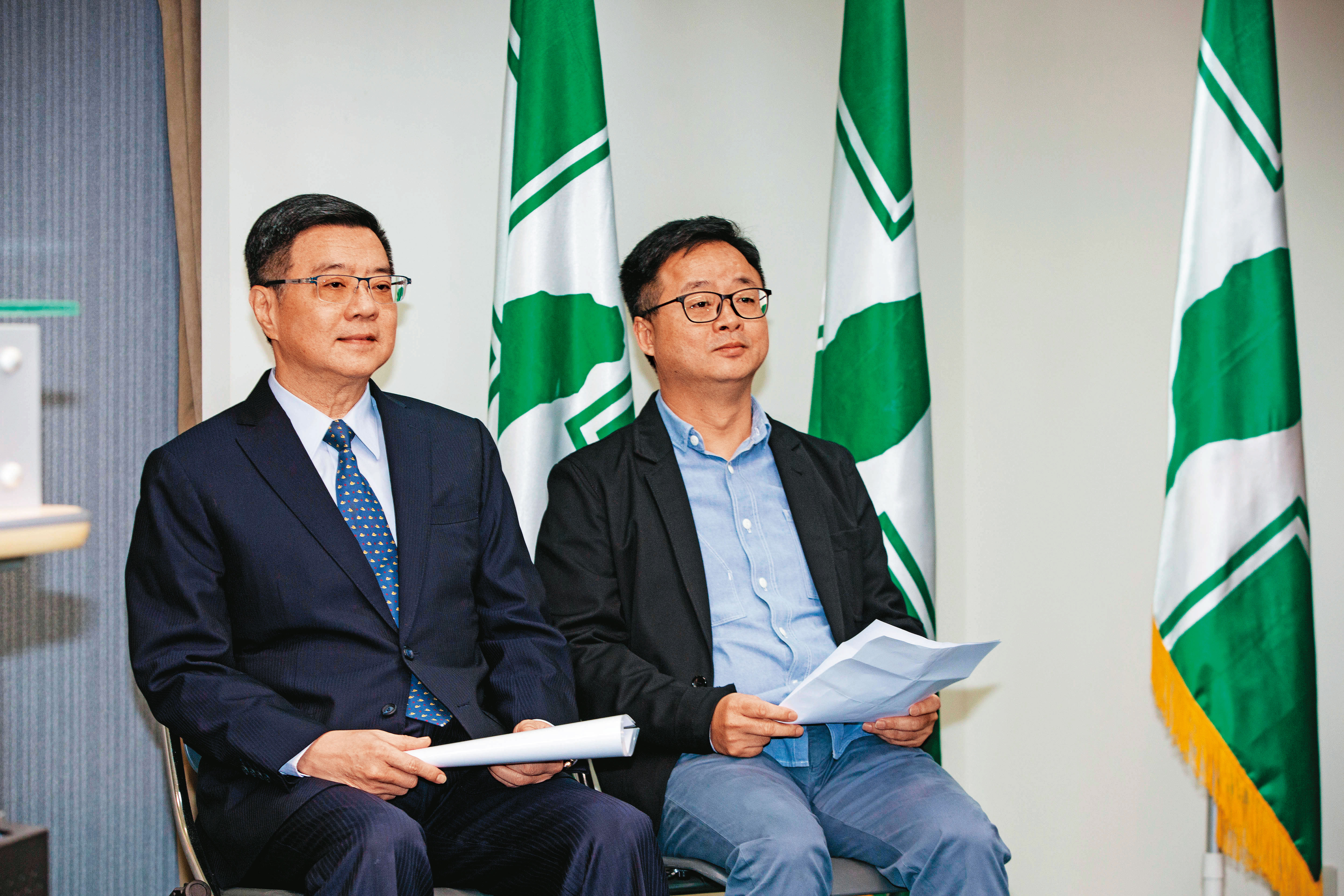 民進黨前主席卓榮泰（左）等綠營要角協助參與府外賴辦運作，前黨祕書長羅文嘉（右）也以民間角色支援。