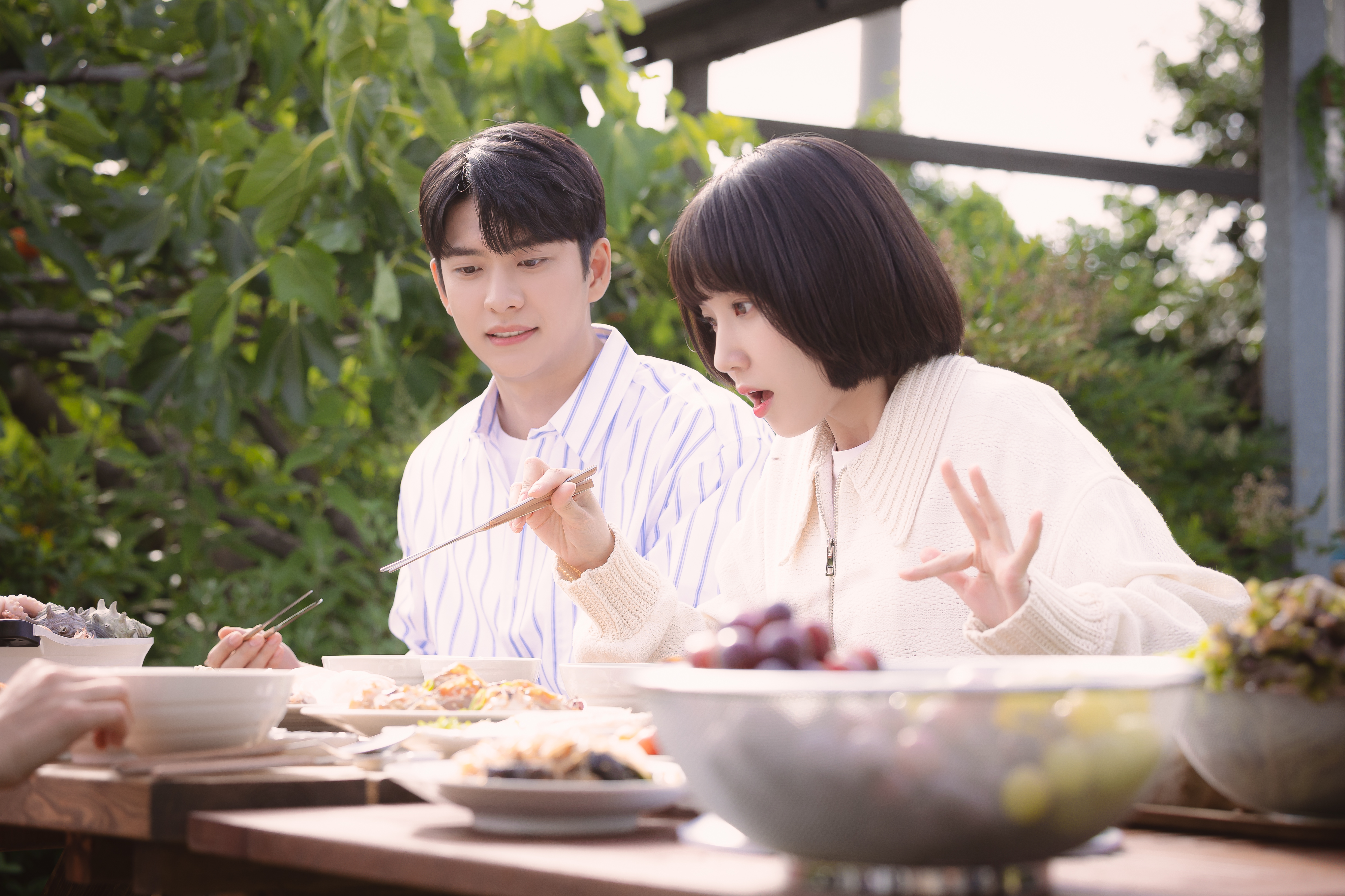 姜泰伍(左)以《非常律師禹英禑》收獲高人氣。(Netflix提供)