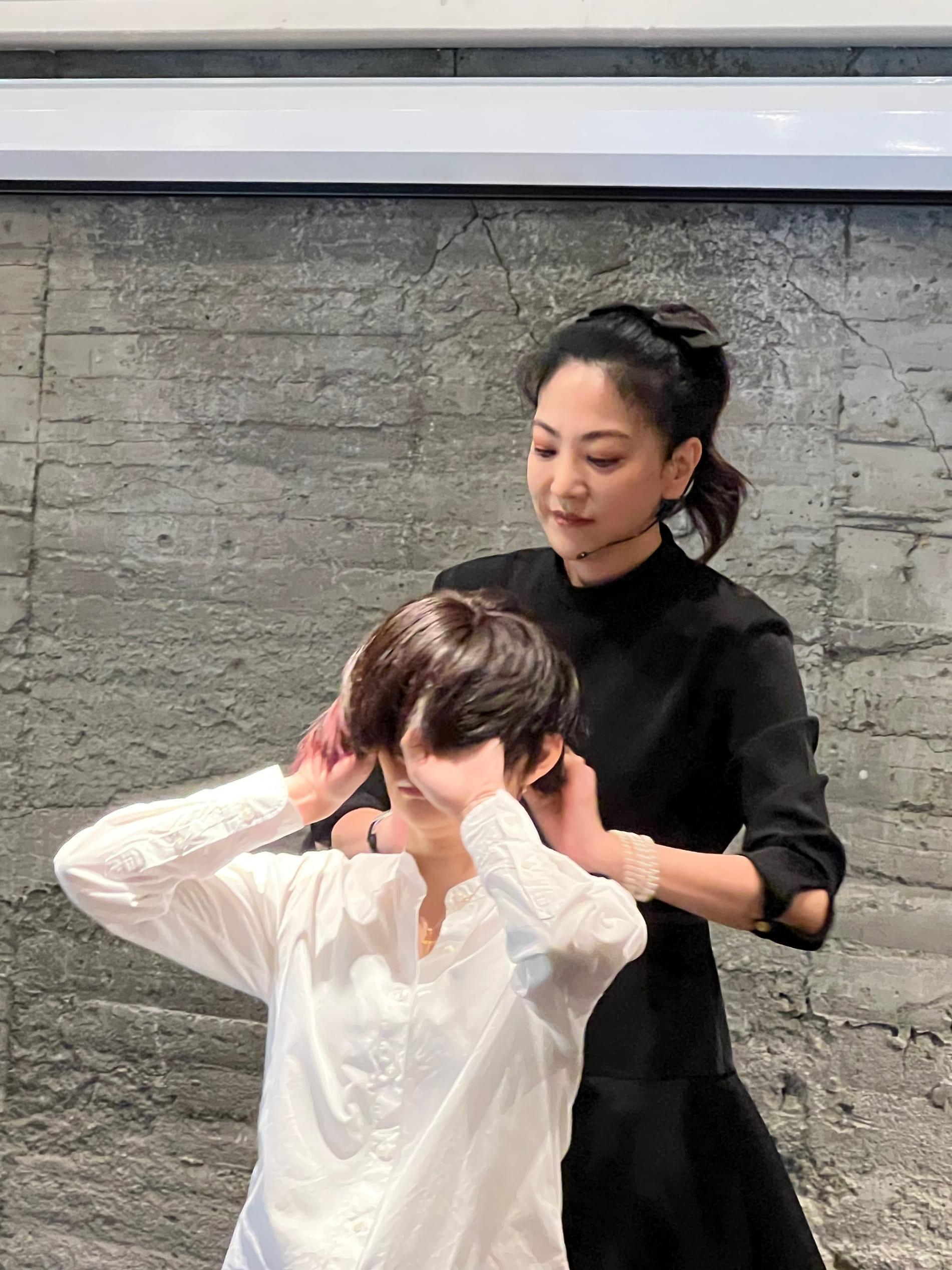吳依霖指導如何為癌症病友吹整假髮。(喜鵲提供)