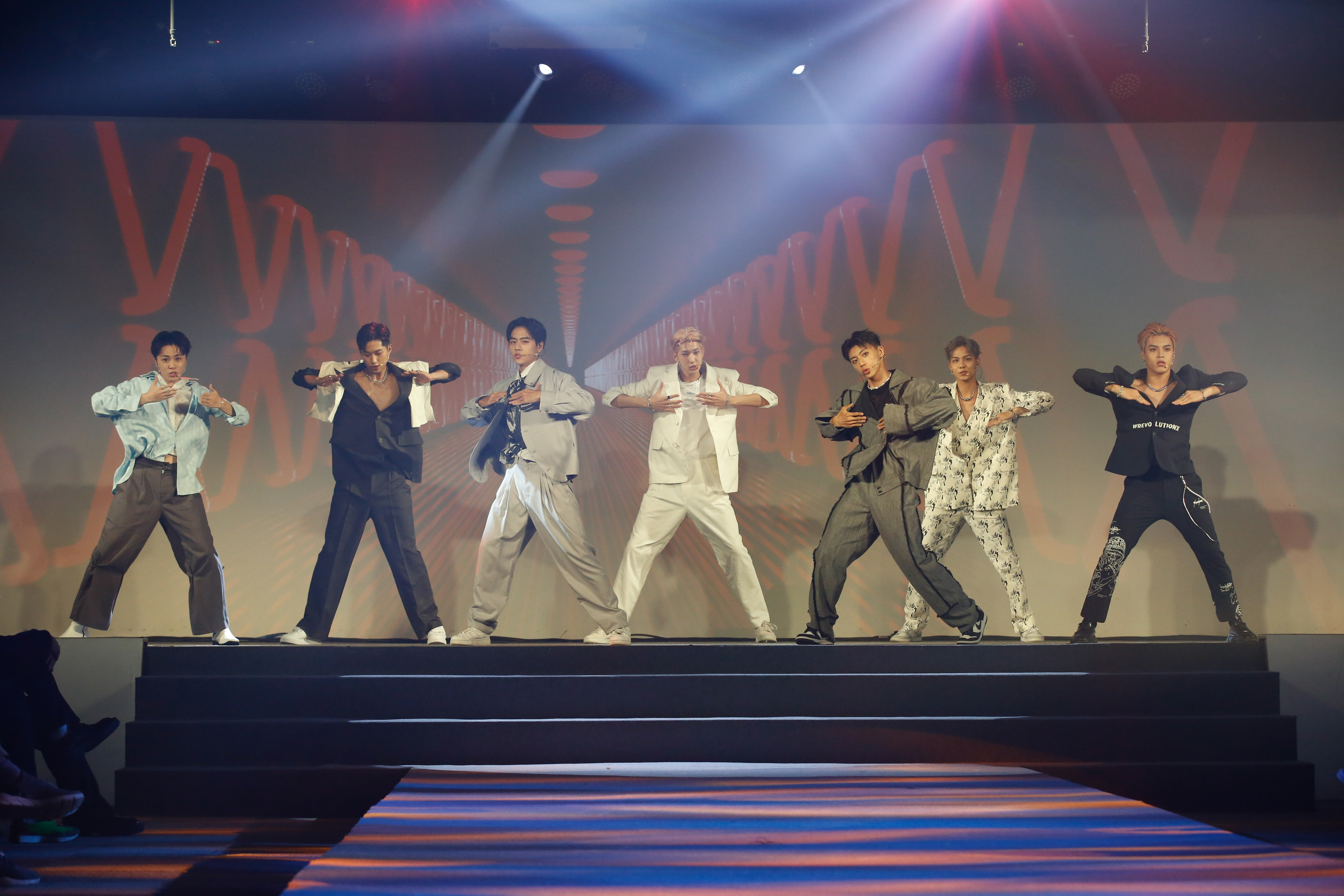 參加《原子少年》「伊林7帥」以〈原來的少年〉為璀璨之星決賽熱力開場。（照片左起陳翊樺、江尚儒、林佳辰、金雲、黃文廷、饒高赫、李哲言）