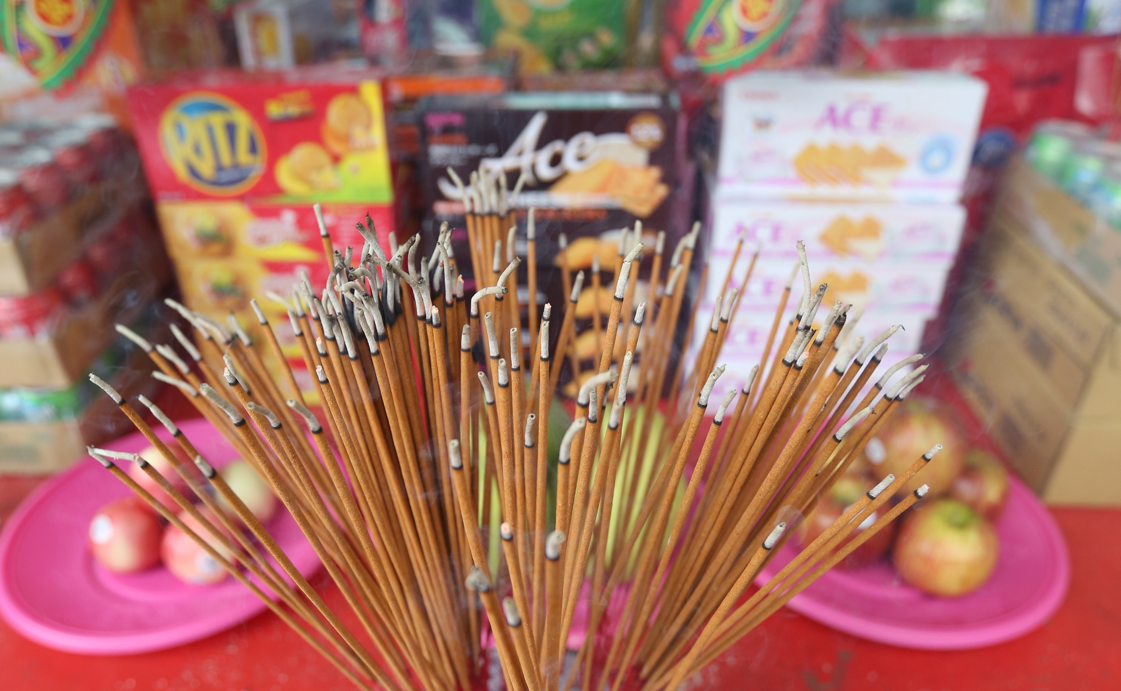 農曆「民俗月」每次都會經歷中元普渡及鬼門開，民眾會以敬畏的心祭拜「好兄弟們」。（示意圖，本刊資料照）