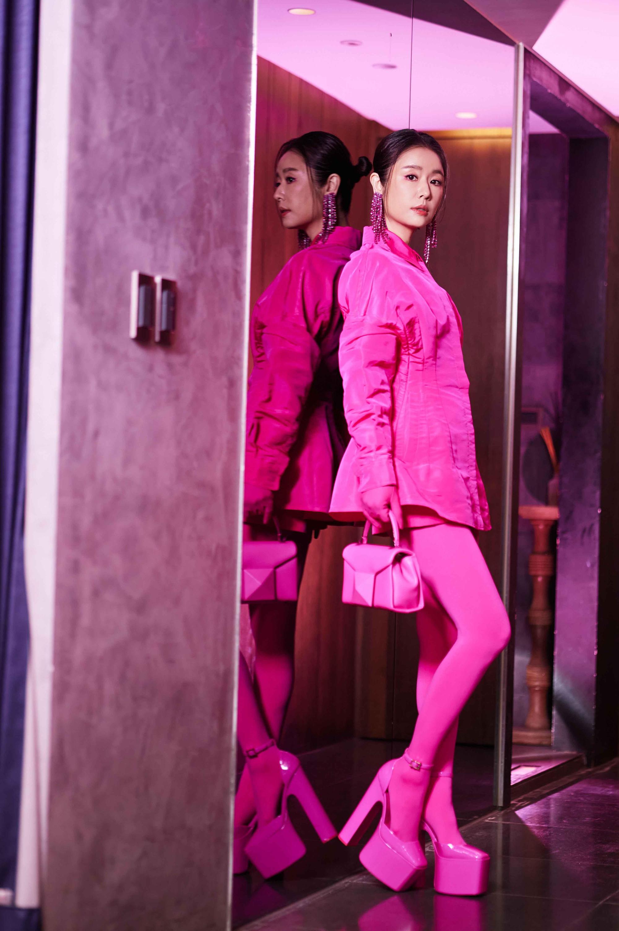 林心如透露自己沒有變瘦，而是18公分高的鞋子讓她長高許多。（VALENTINO 提供）