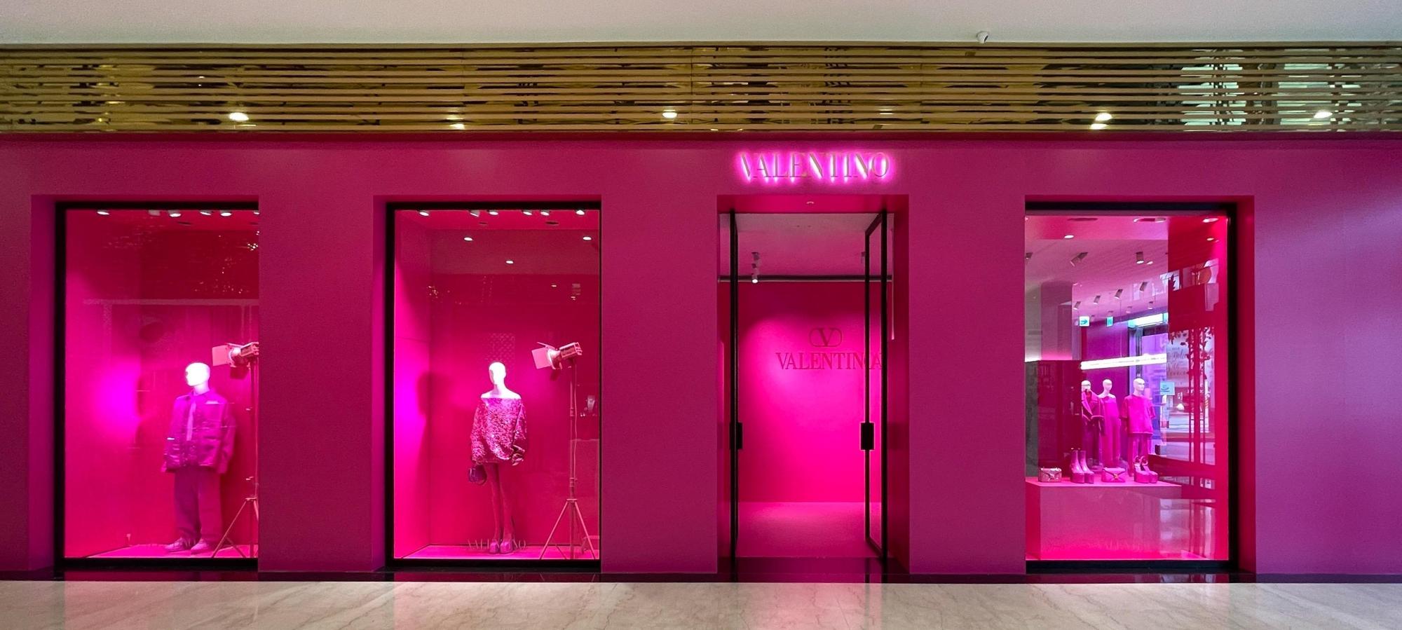 VALENTINO台北微風信義專賣店外觀，已經是鋪天蓋地的粉紅色。（VALENTINO 提供）