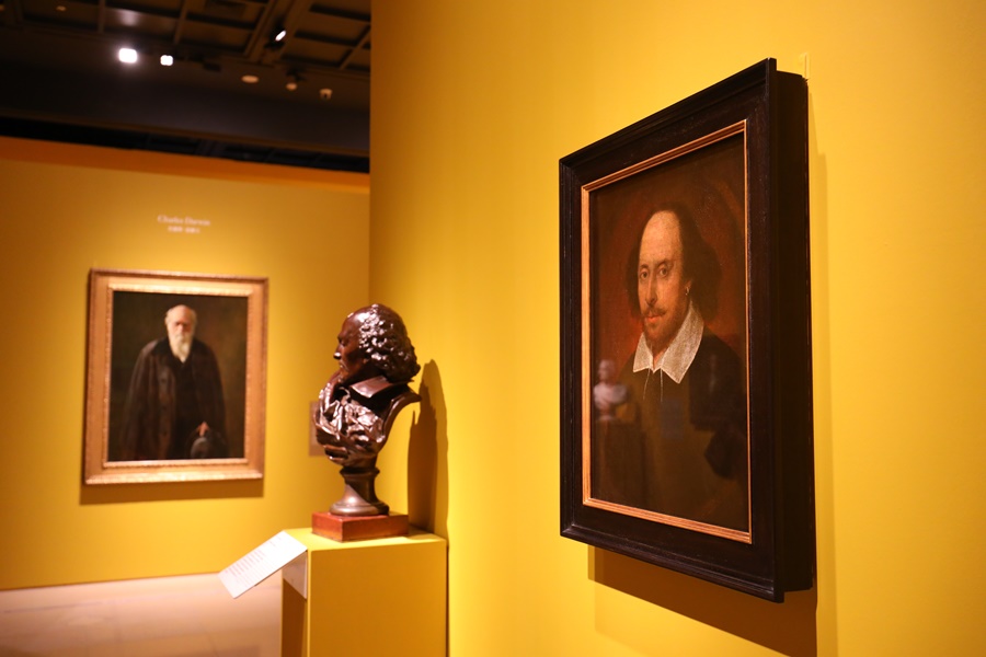 在來自英國國家肖像藝廊的《時代的臉孔：從莎士比亞到紅髮艾德》展覽中，莎士比亞與紅髮艾德背對背，又與達爾文隔空相望。