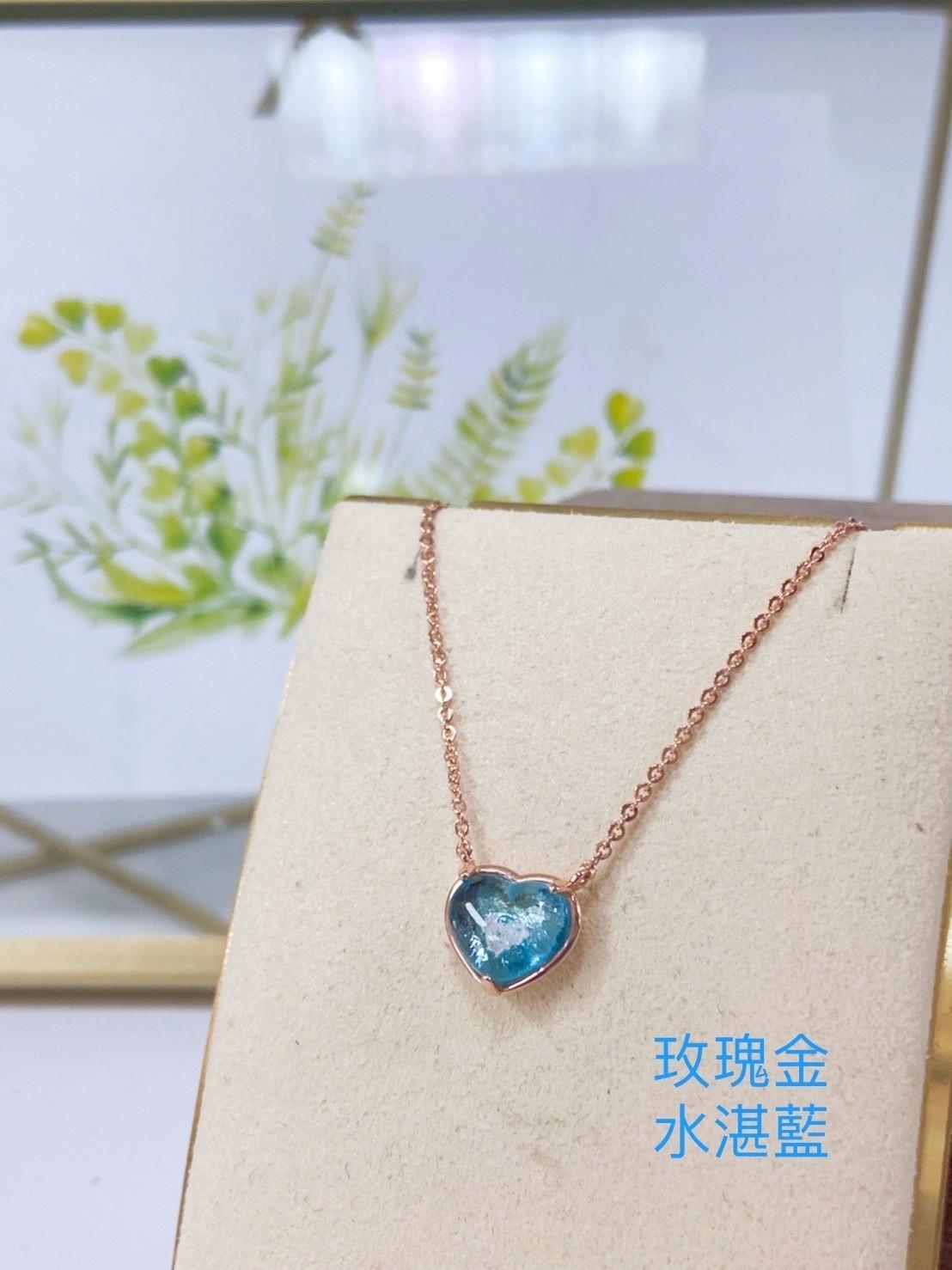 紀念項鍊交付給艾成的爸媽。（天品集團提供）