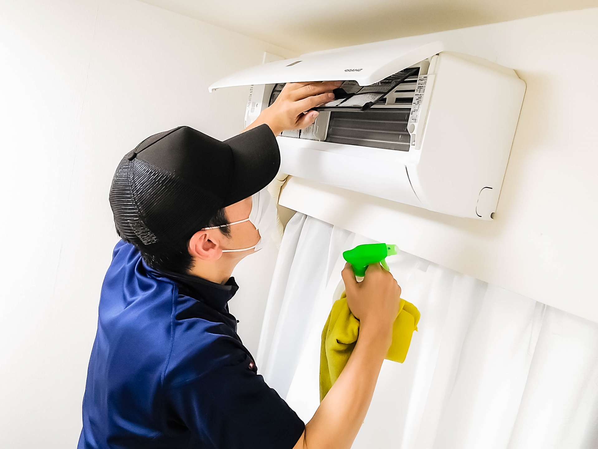 網友分享朋友從事清洗空調行業,旺季月入數十萬,爽買房當包租公。(示意圖,photoAC)