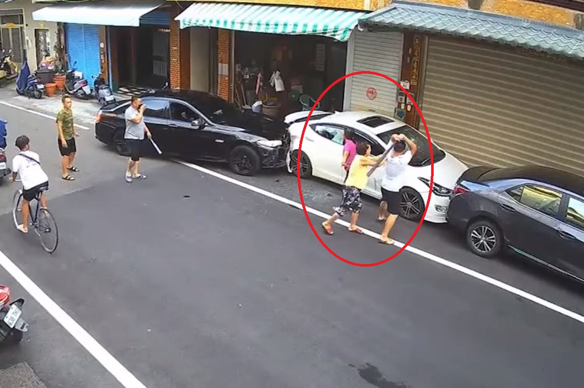 面對球棒隊砸車，2名勇敢阿嬤在現場不停勸架。（擷自影片畫面）