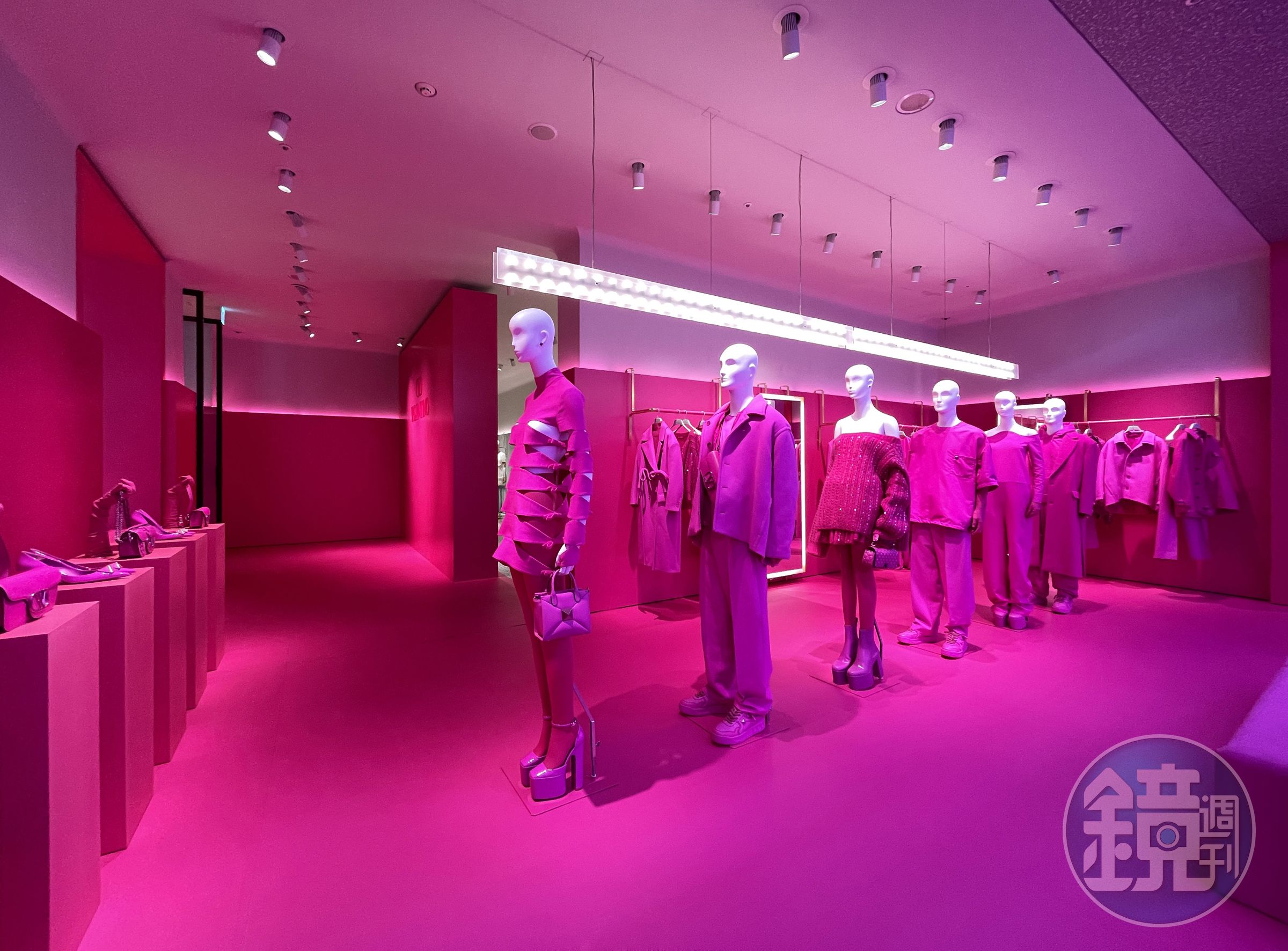 鋪天蓋地的粉紅色，是VALENTINO 2022 秋冬PINK PP系列充滿實驗精神的作品。（VALENTINO 提供）